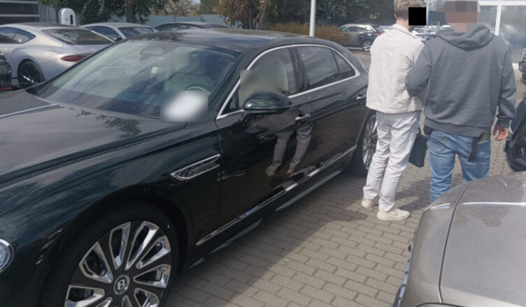 Podszył się pod dyrektora i chciał wyjechać Bentleyem wartym 2 mln zł. Wpadł przy odbiorze auta.
