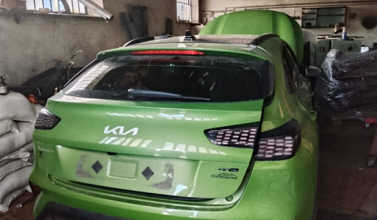 Rozbierali skradzione samochody na części. Wpadli podczas policyjnej akcji.