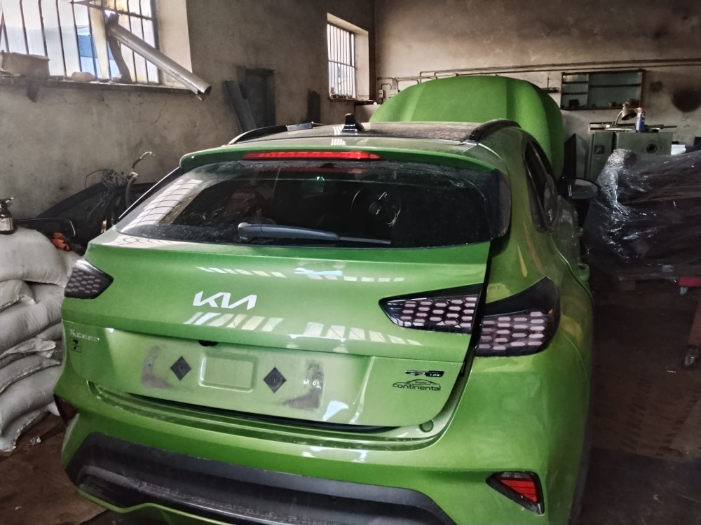 Rozbierali skradzione samochody na części. Wpadli podczas policyjnej akcji.