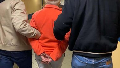 Odpowie za podpalenie włosów