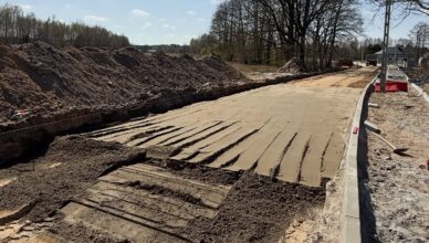 Budowa drogi w gminie Dąbrówka – prace idą zgodnie z planem