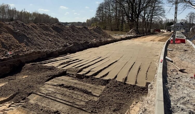 Budowa drogi w gminie Dąbrówka – prace idą zgodnie z planem