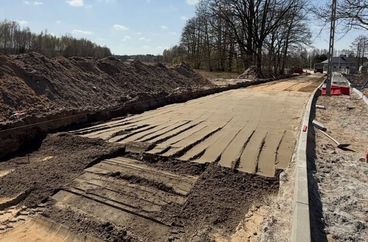 Budowa drogi w gminie Dąbrówka – prace idą zgodnie z planem