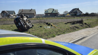 Blisko 3 promile i ucieczka przed policją – finał zakończony dachowaniem Mustanga