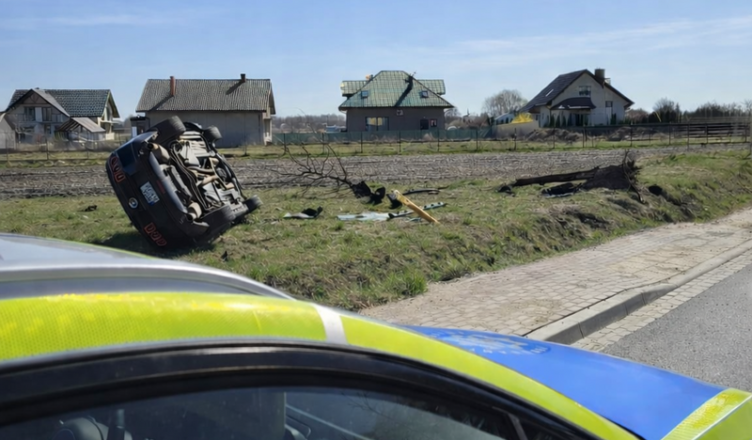 Blisko 3 promile i ucieczka przed policją – finał zakończony dachowaniem Mustanga