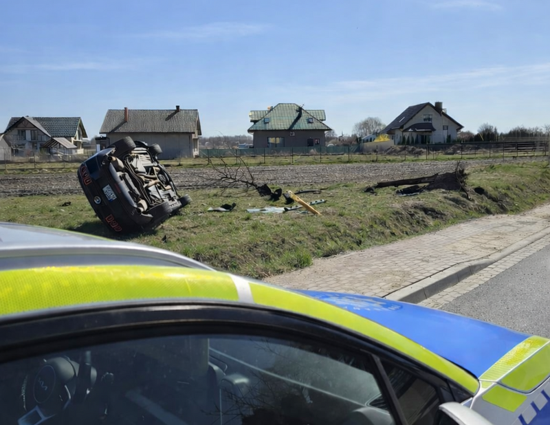 Blisko 3 promile i ucieczka przed policją – finał zakończony dachowaniem Mustanga