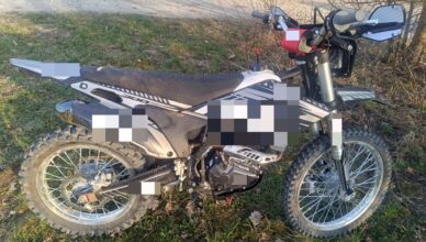 17 - latek na motocyklu wjechał w krzaki - trafił do szpitala