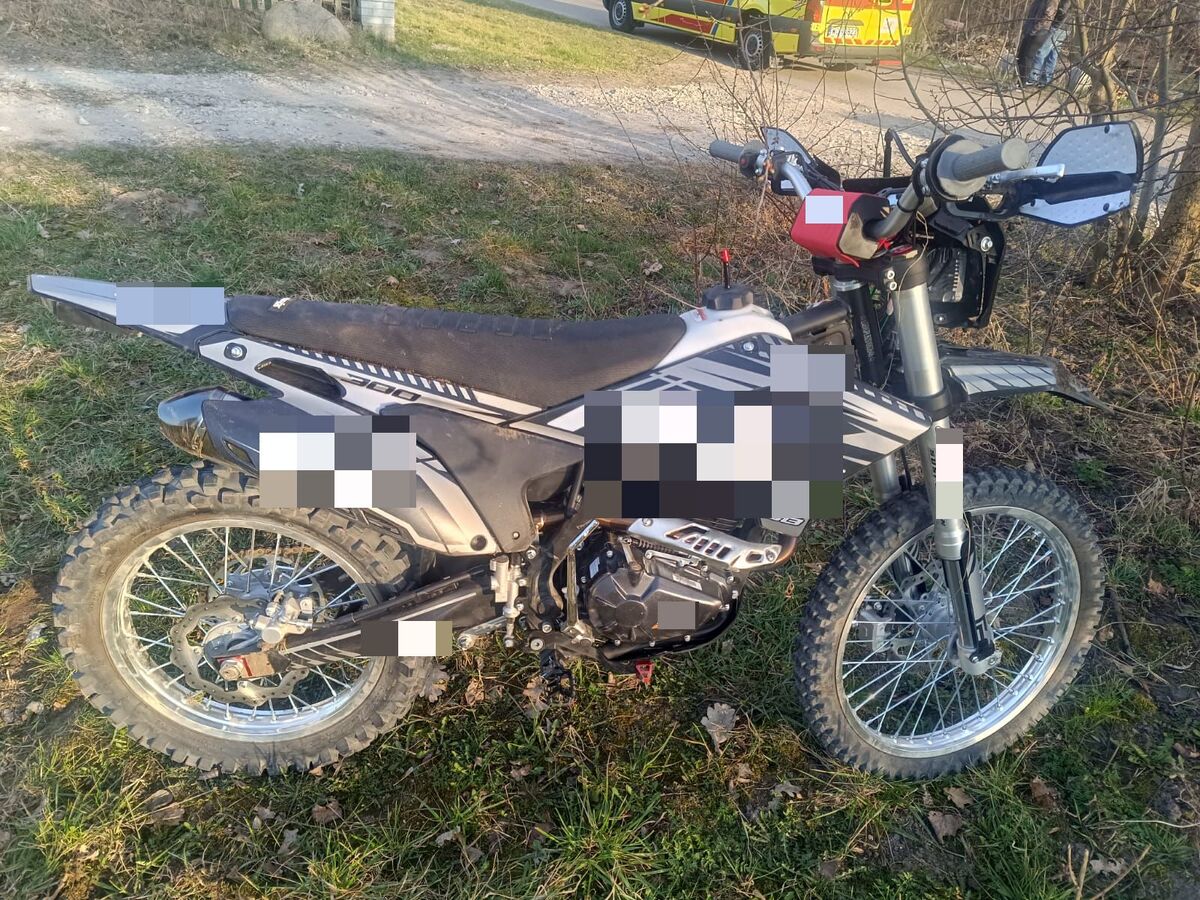 17 - latek na motocyklu wjechał w krzaki - trafił do szpitala