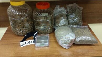 Blisko kilogram narkotyków w domu młodego mężczyzny. Policja udaremniła handel.