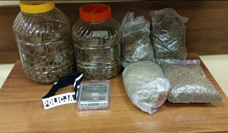 Blisko kilogram narkotyków w domu młodego mężczyzny. Policja udaremniła handel.