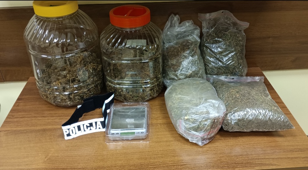 Blisko kilogram narkotyków w domu młodego mężczyzny. Policja udaremniła handel.