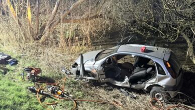 Auto w rzece po uderzeniu w barierki. Prędkość znów okazała się zabójcza.