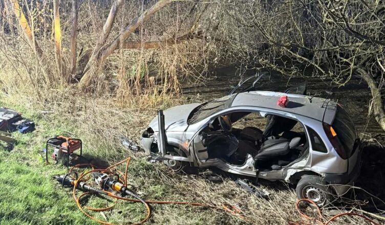 Auto w rzece po uderzeniu w barierki. Prędkość znów okazała się zabójcza.
