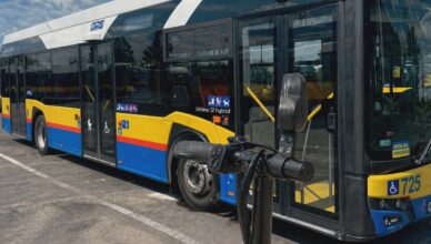 Niebezpieczny manewr na hulajnodze. 46-latek wjechał pod autobus w centrum Płocka