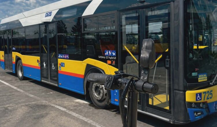 Niebezpieczny manewr na hulajnodze. 46-latek wjechał pod autobus w centrum Płocka