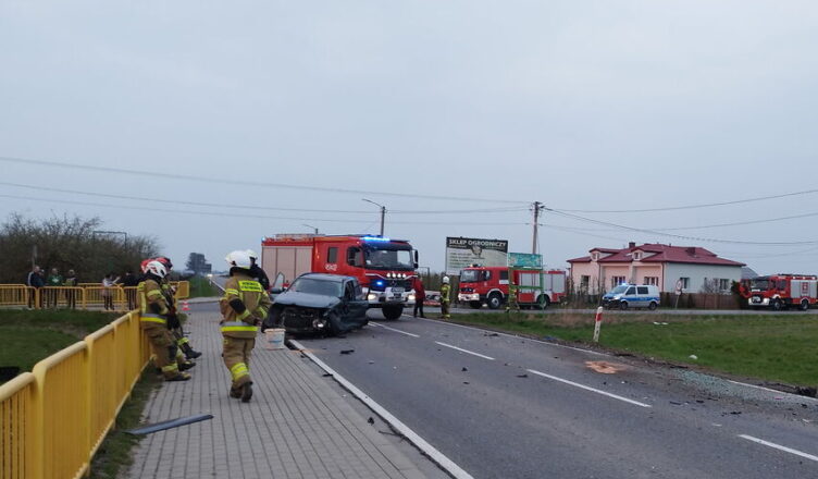 Nie ustąpił pierwszeństwa – doszło do poważnego wypadku i dachowania. Na pomoc wezwano LPR.