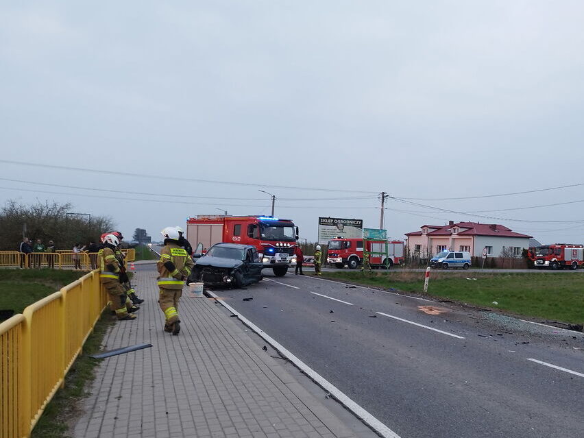 Nie ustąpił pierwszeństwa – doszło do poważnego wypadku i dachowania. Na pomoc wezwano LPR.