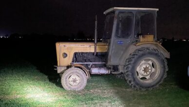 Nietrzeźwy kierujący chciał rozjechać policjanta traktorem