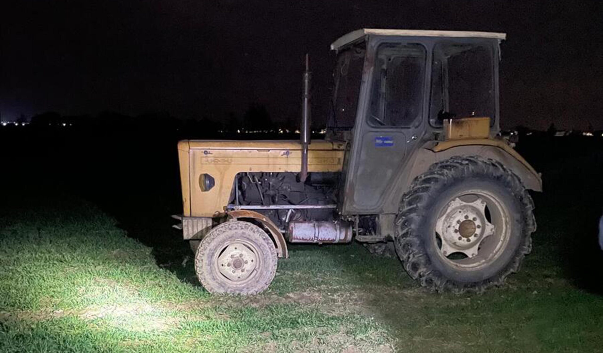 Nietrzeźwy kierujący chciał rozjechać policjanta traktorem