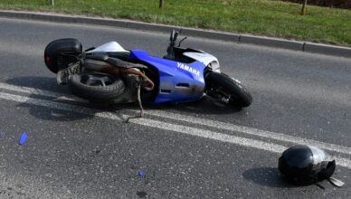 Motorowerzysta zderzył się z samochodem osobowym. Na łuku zjechał na przeciwległy pas