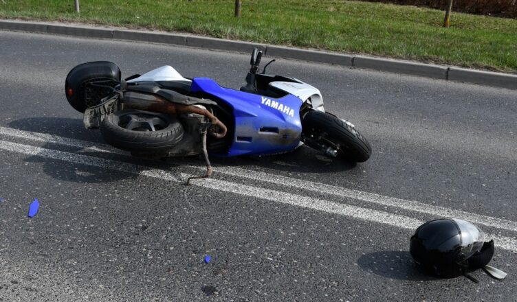 Motorowerzysta zderzył się z samochodem osobowym. Na łuku zjechał na przeciwległy pas