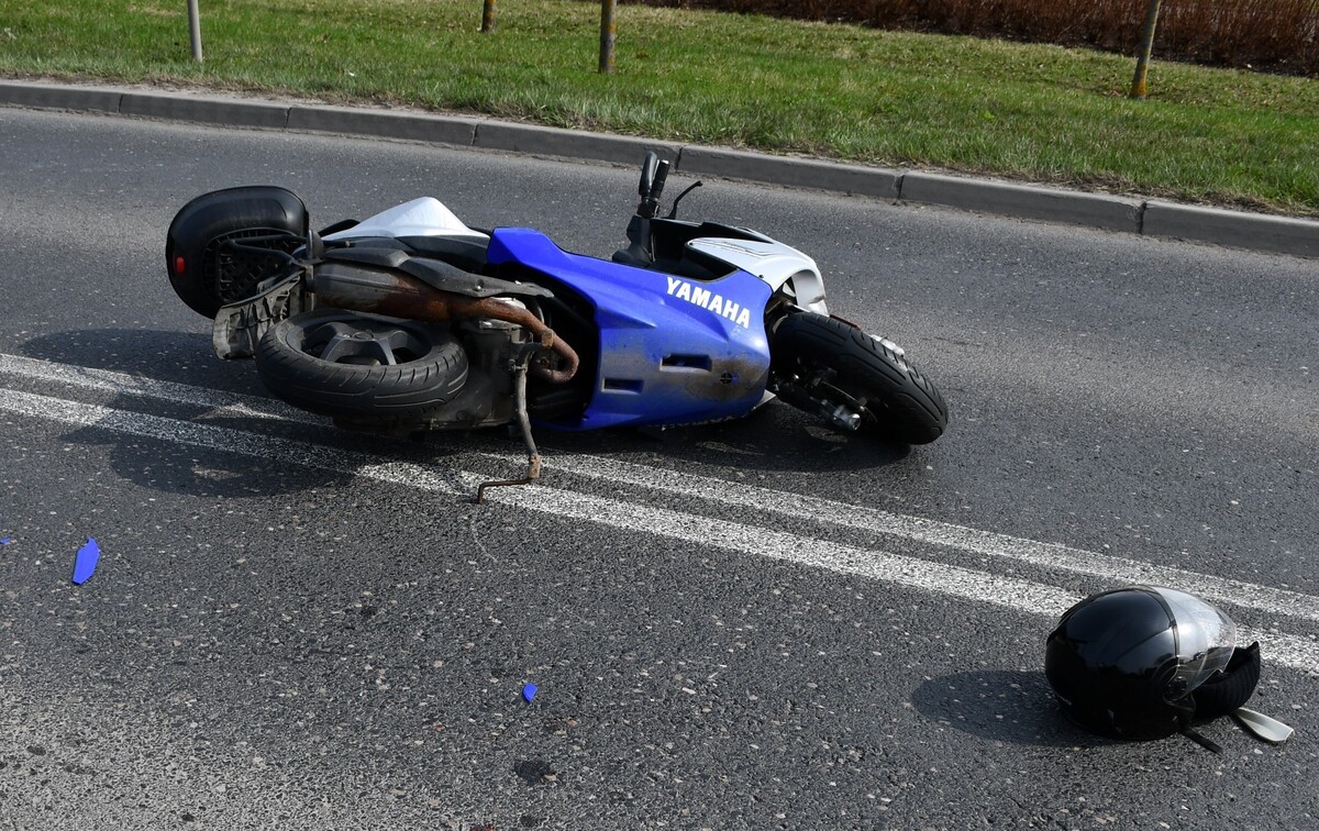 Motorowerzysta zderzył się z samochodem osobowym. Na łuku zjechał na przeciwległy pas