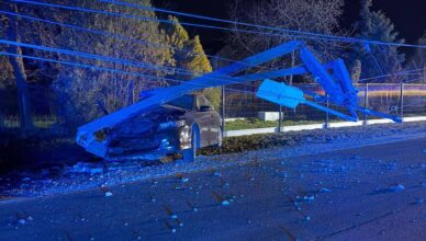 Nocny wypadek pod Legionowem. Auto staranowało słup energetyczny – akcja służb trwała ponad 3 godziny