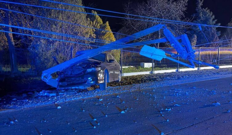 Nocny wypadek pod Legionowem. Auto staranowało słup energetyczny – akcja służb trwała ponad 3 godziny