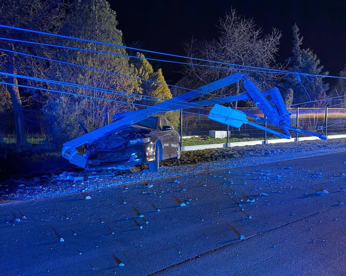 Nocny wypadek pod Legionowem. Auto staranowało słup energetyczny – akcja służb trwała ponad 3 godziny