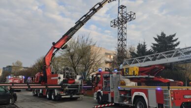 Wielki Piątek w ogniu! Spłonął symboliczny krzyż papieski.