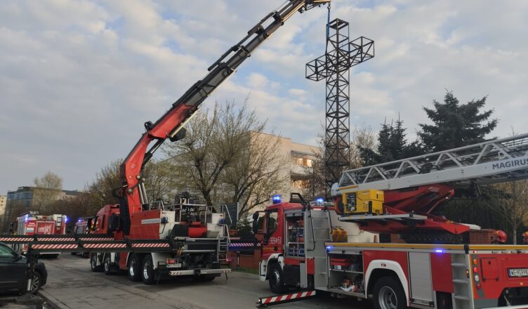 Wielki Piątek w ogniu! Spłonął symboliczny krzyż papieski.