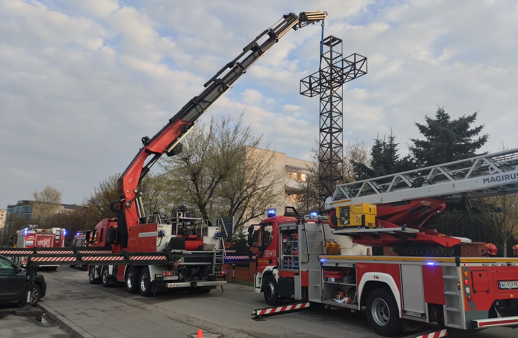 Wielki Piątek w ogniu! Spłonął symboliczny krzyż papieski.