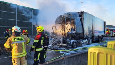  Płonąca ciężarówka w Konotopie. Ogień błyskawicznie objął cały pojazd i naczepę – akcja kilkunastu strażaków