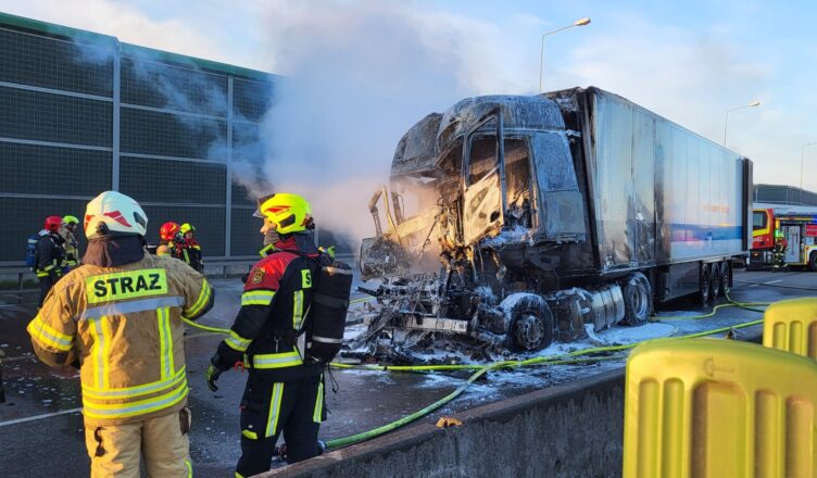  Płonąca ciężarówka w Konotopie. Ogień błyskawicznie objął cały pojazd i naczepę – akcja kilkunastu strażaków