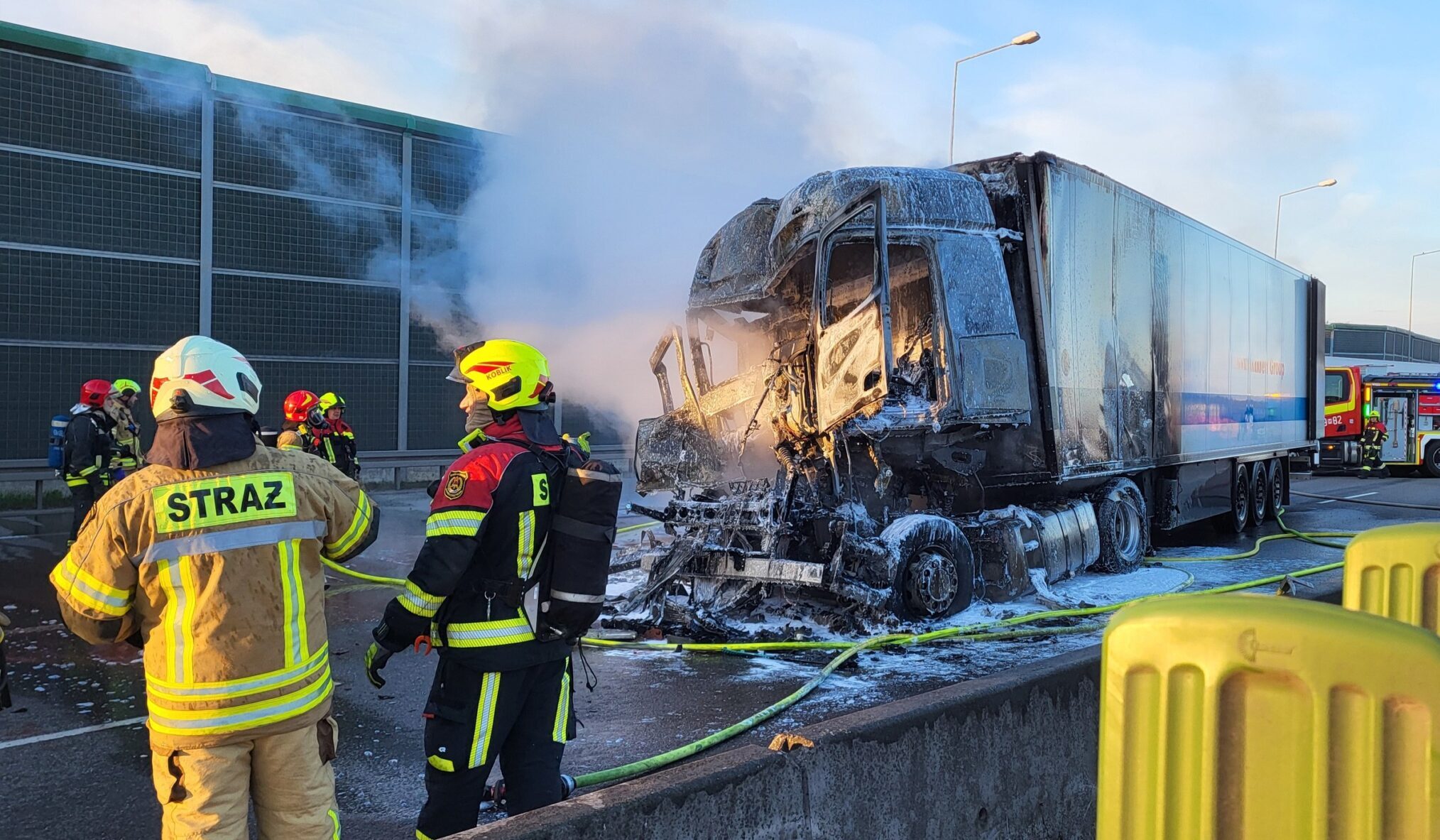  Płonąca ciężarówka w Konotopie. Ogień błyskawicznie objął cały pojazd i naczepę – akcja kilkunastu strażaków