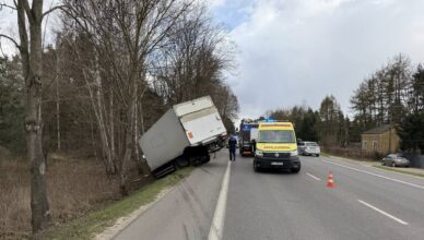 Ciężarówka uderzyła w drzewo. Groźny wypadek na trasie – służby w akcji