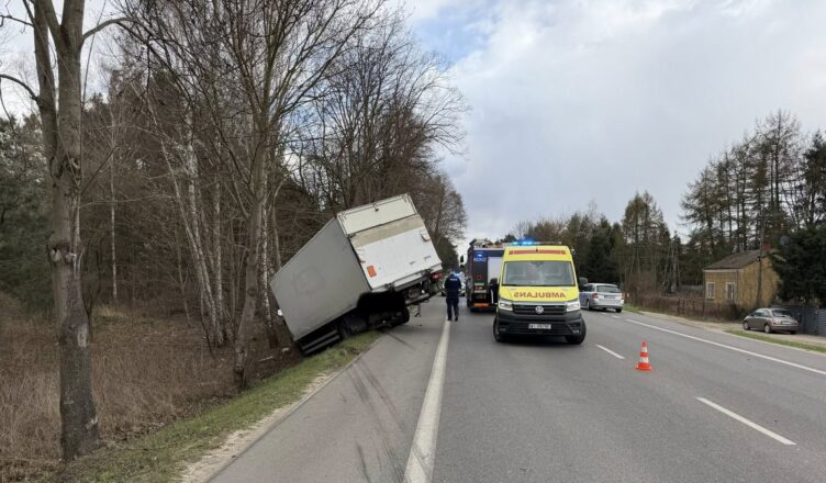Ciężarówka uderzyła w drzewo. Groźny wypadek na trasie – służby w akcji