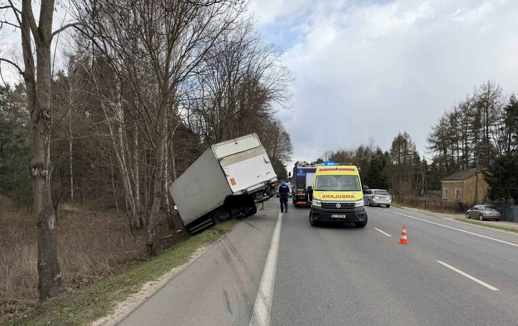 Ciężarówka uderzyła w drzewo. Groźny wypadek na trasie – służby w akcji