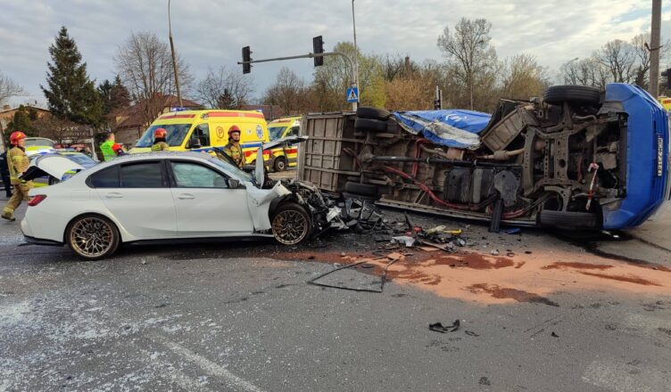 Kierowca BMW wjechał na czerwonym i uderzył w autobus. Prokuratura postawiła zarzuty.
