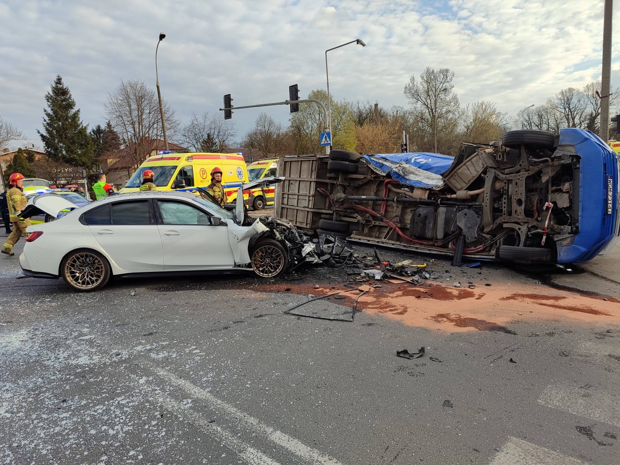 Kierowca BMW wjechał na czerwonym i uderzył w autobus. Prokuratura postawiła zarzuty.