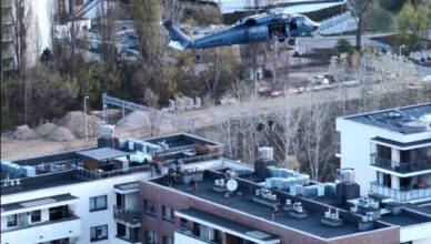 Policyjny Black Hawk nad miastem, kontrterroryści na dachach. Szeroko zakrojona akcja służb i zatrzymania