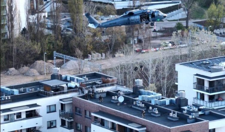 Policyjny Black Hawk nad miastem, kontrterroryści na dachach. Szeroko zakrojona akcja służb i zatrzymania
