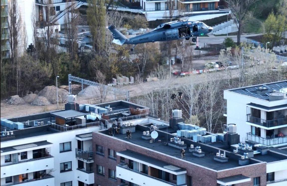Policyjny Black Hawk nad miastem, kontrterroryści na dachach. Szeroko zakrojona akcja służb i zatrzymania