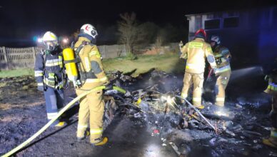 Nocny pożar zakończony tragedią. Nie żyje mężczyzna mimo dramatycznej walki o życie