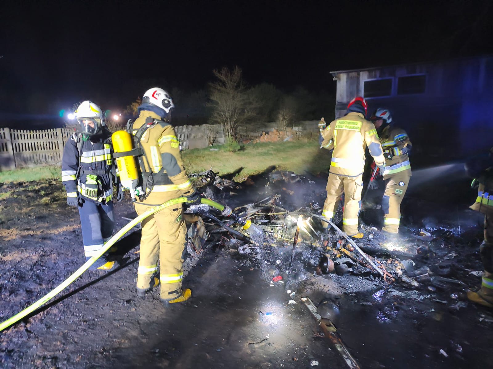 Nocny pożar zakończony tragedią. Nie żyje mężczyzna mimo dramatycznej walki o życie