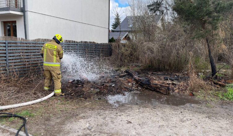 O krok od tragedii! Pożar traw tuż przy domach w Ząbkach – liczyły się sekundy