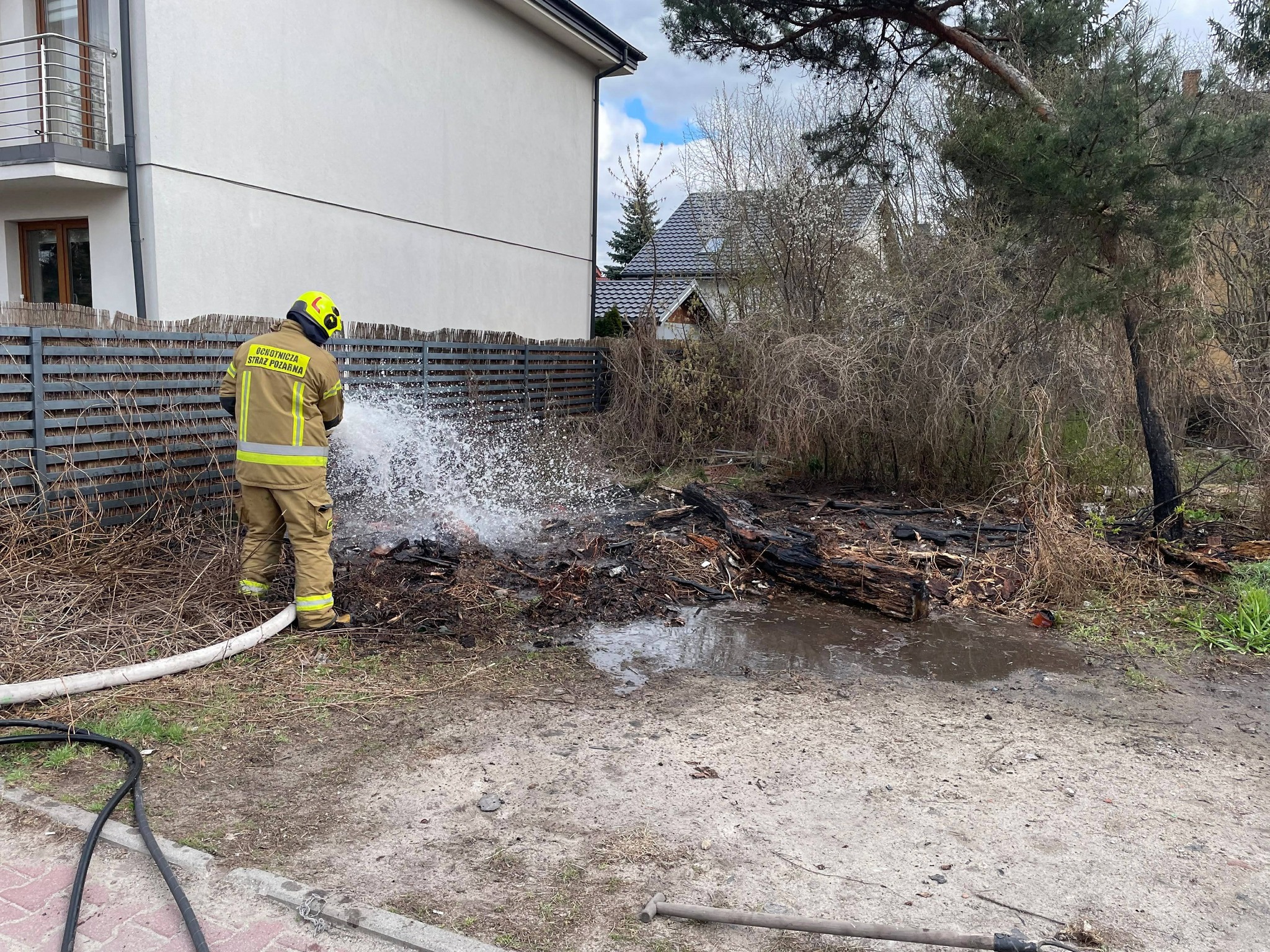 O krok od tragedii! Pożar traw tuż przy domach w Ząbkach – liczyły się sekundy
