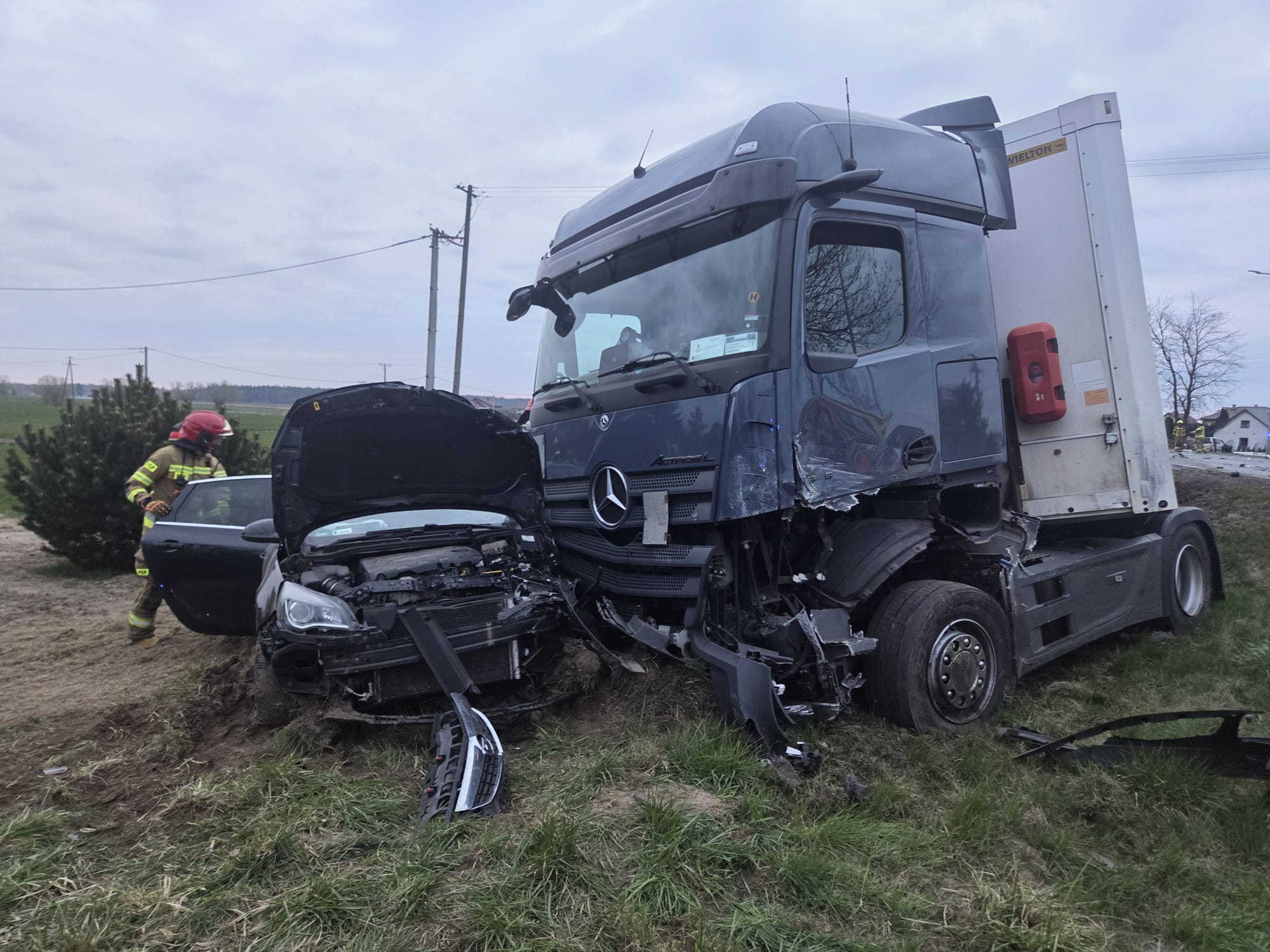 Koszmarny poranek na DK62. Zderzenie trzech pojazdów, ranni i akcja LPR 