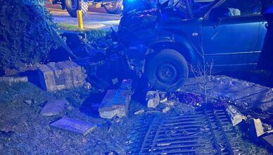 Pijany 22-latek roztrzaskał Audi i uciekł! Zostawił pasażera po wypadku.