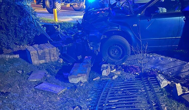 Pijany 22-latek roztrzaskał Audi i uciekł! Zostawił pasażera po wypadku.